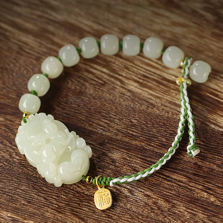 Jade Armband mit weißen Perlen und chinesischem Glücksamulett grün.
