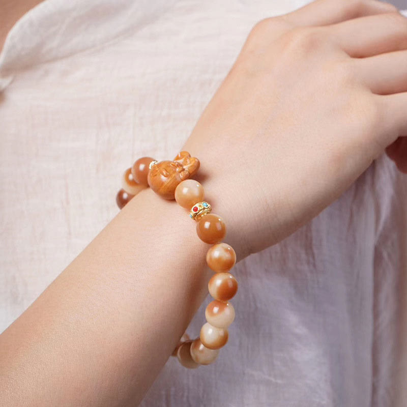 Bodhi Armband mit Perlen am Handgelenk getragen Liebe Frieden Energie