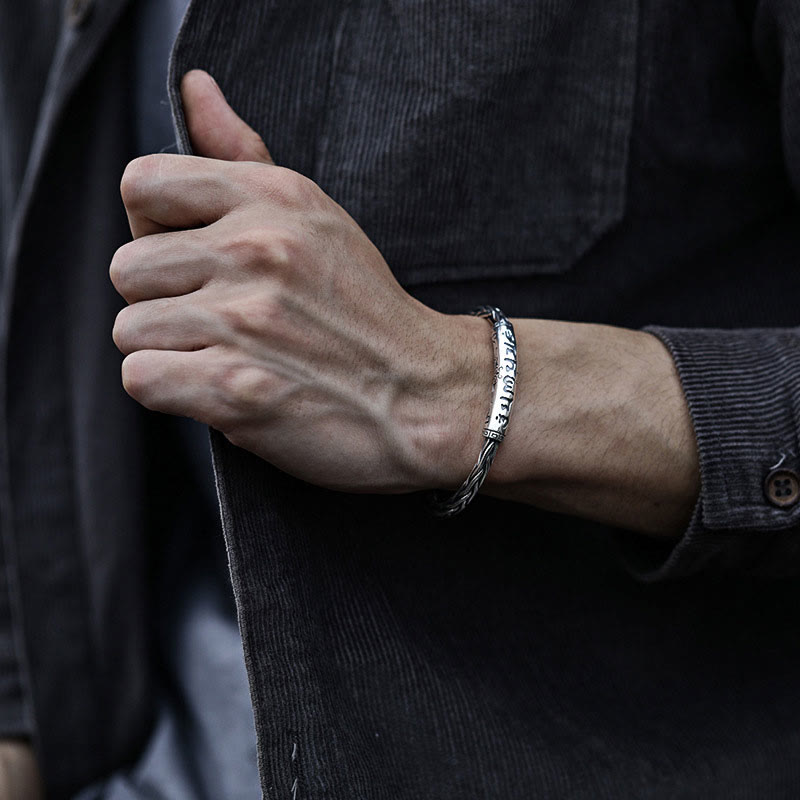 Silbernes Armband Om Mani Padme Hum – Fokus am Handgelenk getragen elegant