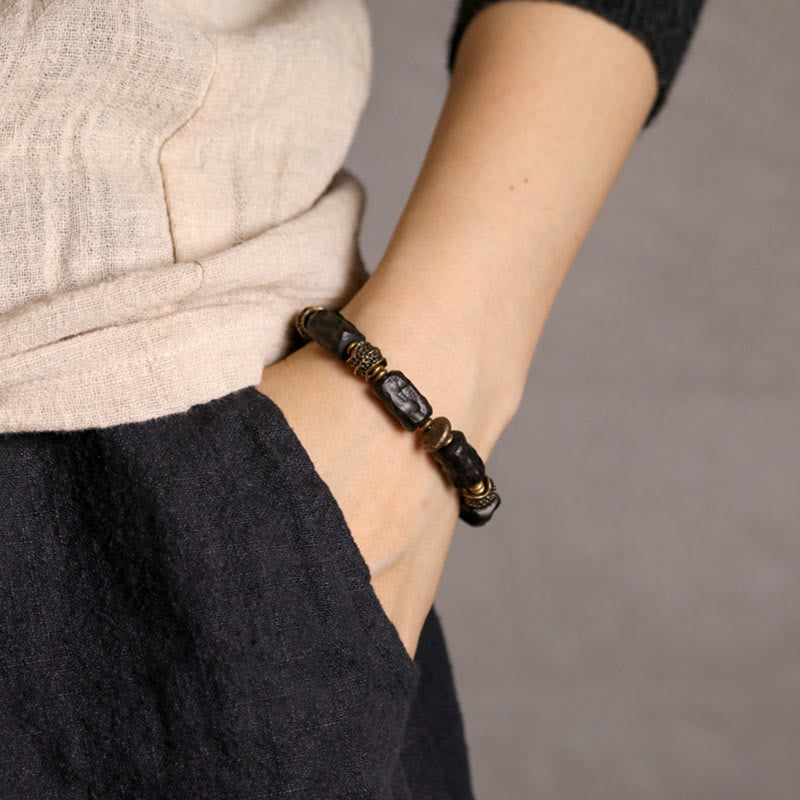 Armband Kupfer Ebenholz am Handgelenk getragen elegante Natursteinkugeln