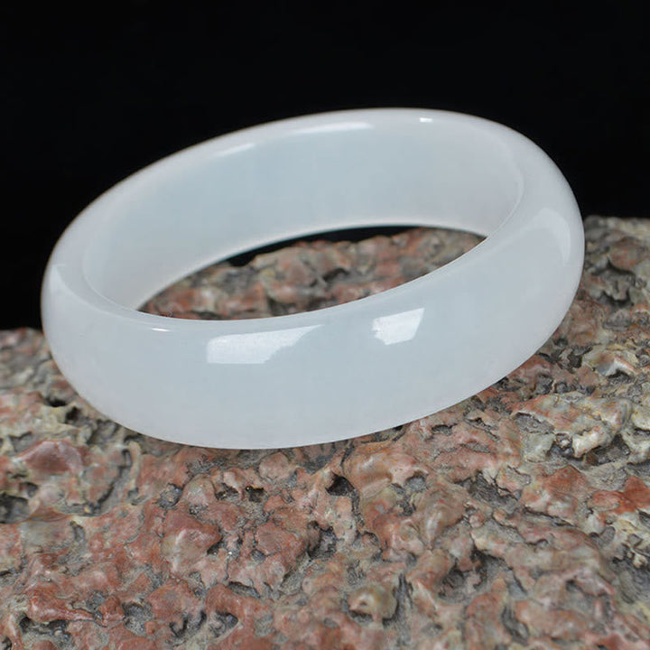 Jade Armband Glück Wohlstand Segen weißer Stein glänzend elegant getragen