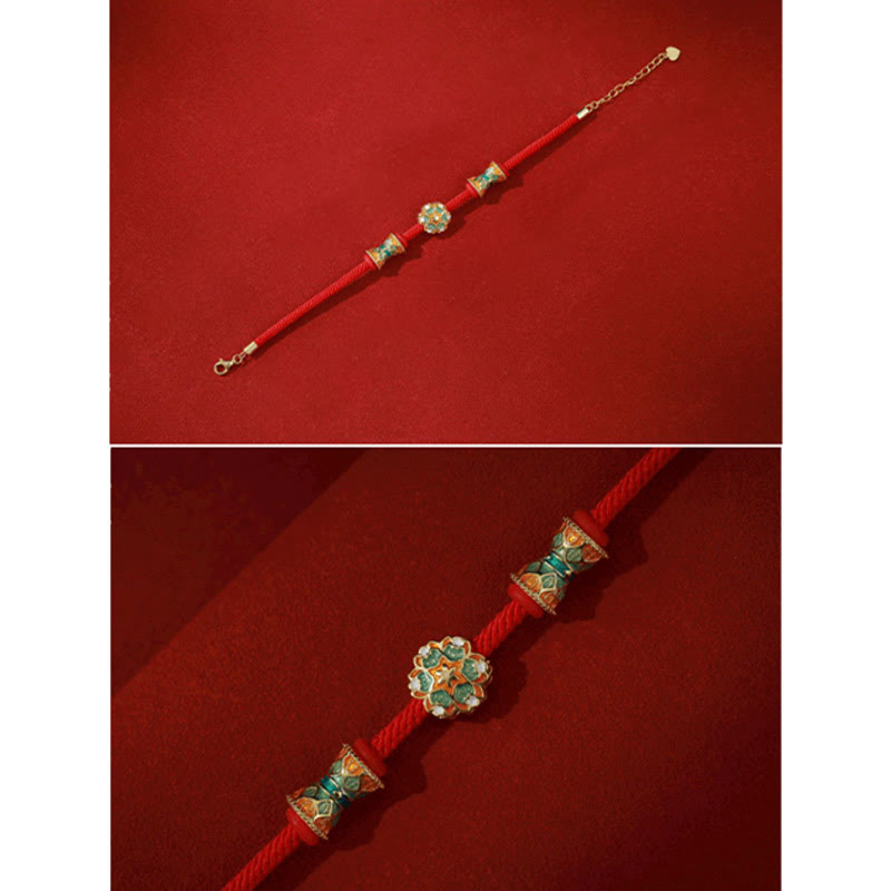 Rotes Seiden-Armband mit vergoldeten Perlen und Verzierungen elegant.