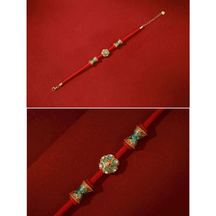 Rotes Seiden-Armband mit vergoldeten Perlen und Verzierungen elegant.
