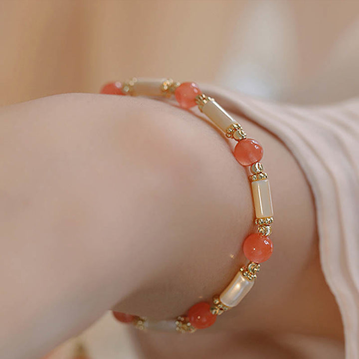 Armband Roter Achat Jade – Segen elegant am Handgelenk getragen