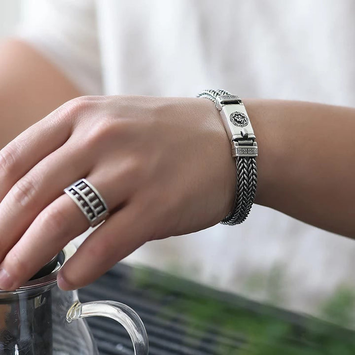 Silbernes Armband Om Mani Padme Hum Frieden Balance Handgelenk getragen