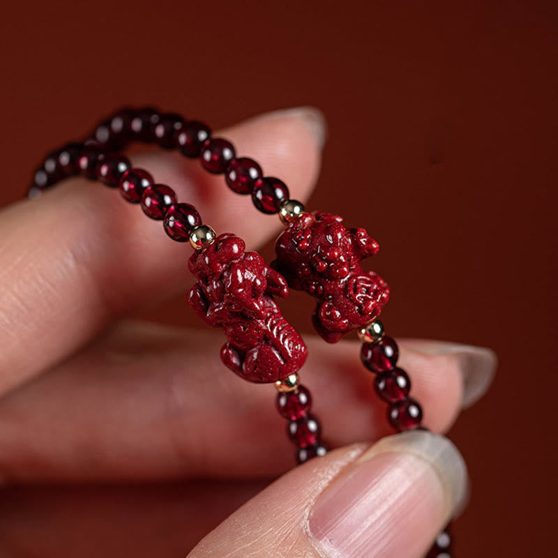 Rotes Granat Pixiu Armband mit Perlen am Handgelenk getragen elegant