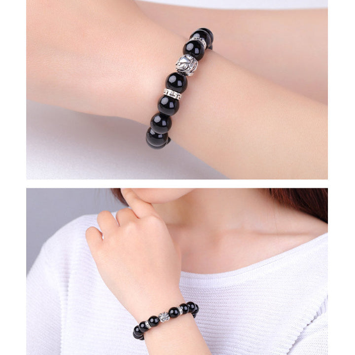 Schwarzes Obsidian Pixiu Armband am Handgelenk mit silbernen Akzenten getragen