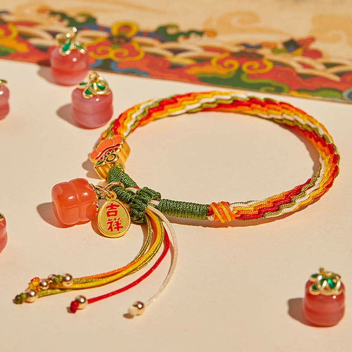Armband Roter Achat – Stärke mit goldenem Charm elegant präsentiert