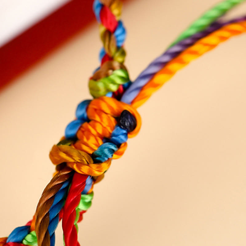 Mehrfarbiges Seil-Armband Glück mit Knoten Makroaufnahme bunten Farben