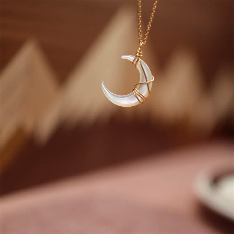Kette Mond – Segen, goldene Halskette mit weißem Mondanhänger Drahtwicklung