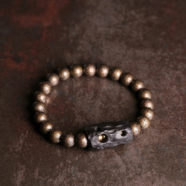 Kupfer Ebenholz Armband mit glänzenden Perlen und Fisch-Anhänger getragen
