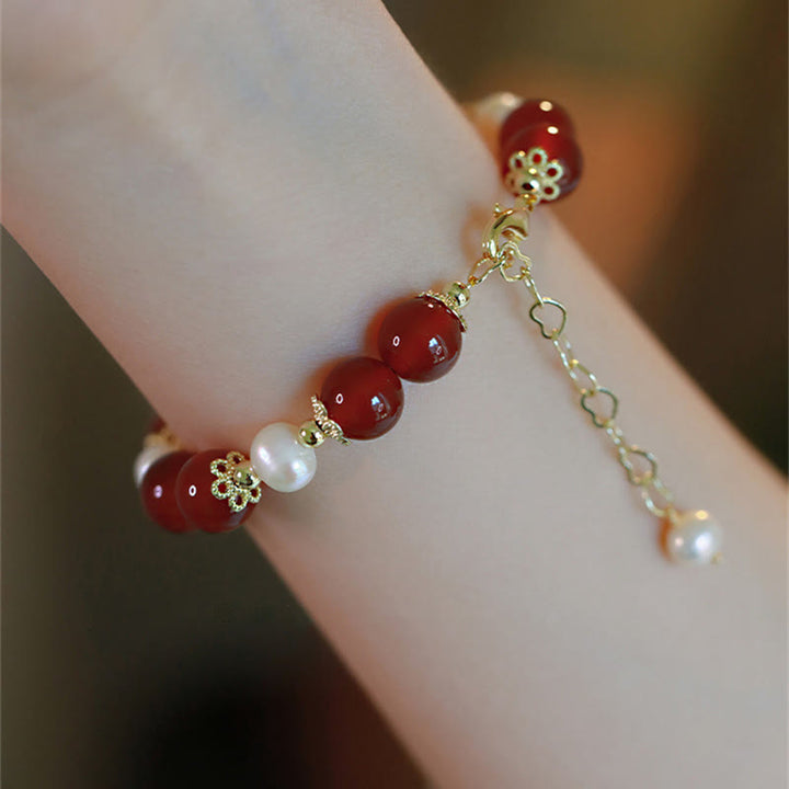 Armband Roter Achat Perle Gold Charm Handgelenk elegant getragen