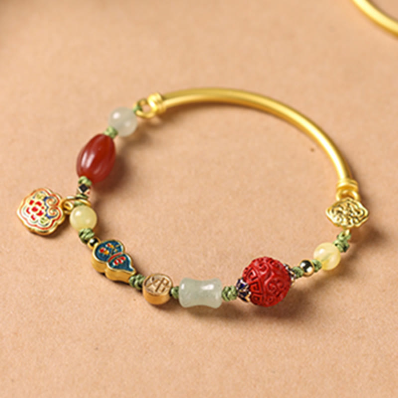 Armband Auspicious – Glück & Wohlstand mit goldenem Bügel und Perlen