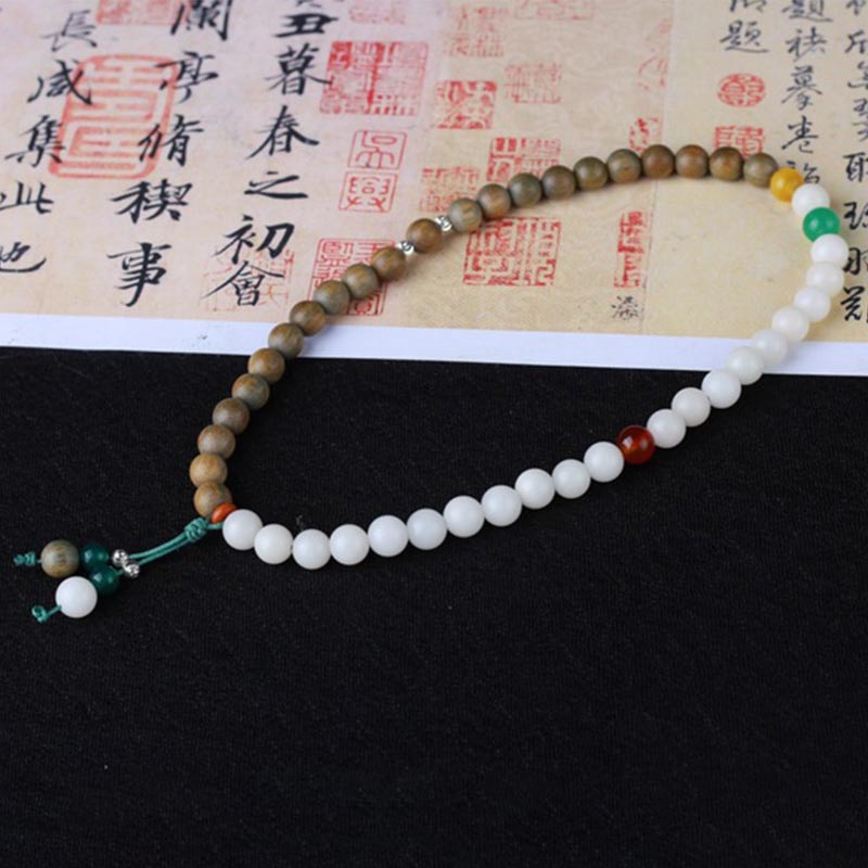 Armband Sandelholz Bodhi – Glück mit weißen Perlen elastisch