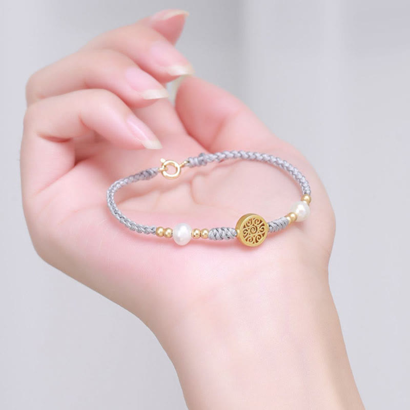 Armband Kupfer Perle – Glück grau weiß elegant am Handgelenk