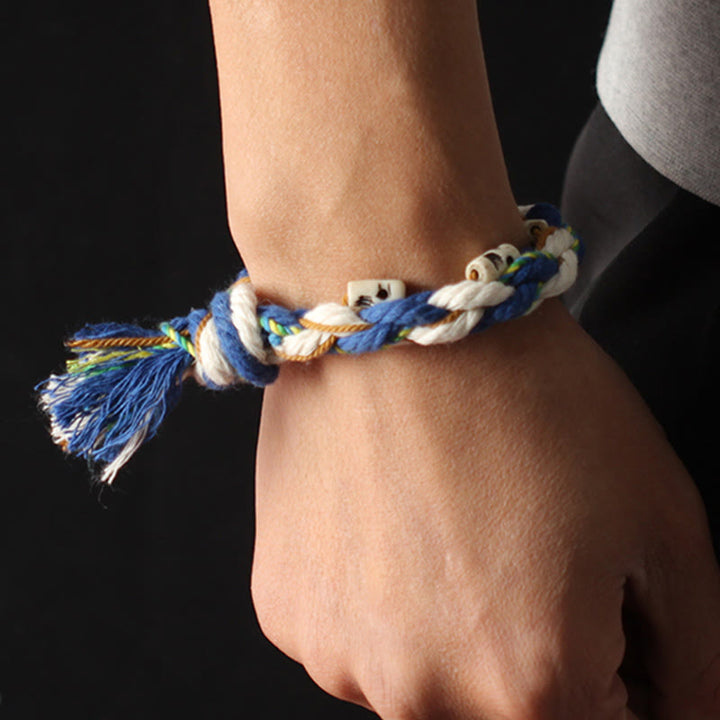 Armband – Glück & Wohlstand & Harmonie blaues Seilarmband Handgelenk getragen