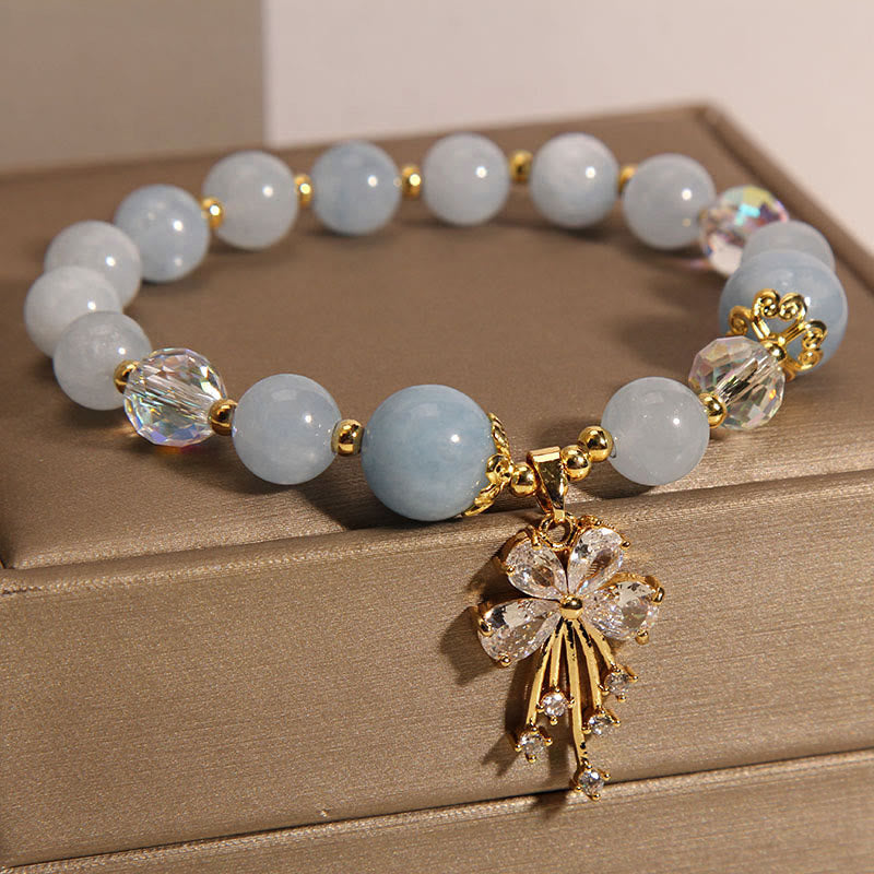 Armband Aquamarin Kristall Schmetterling – Heilung elegant präsentiert auf Holz