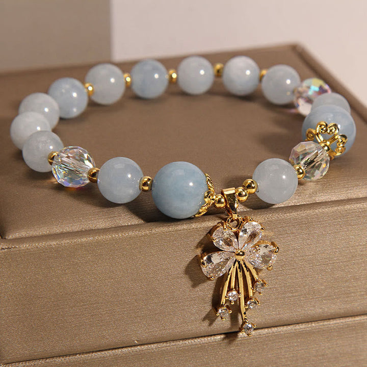 Armband Aquamarin Kristall Schmetterling – Heilung elegant präsentiert auf Holz