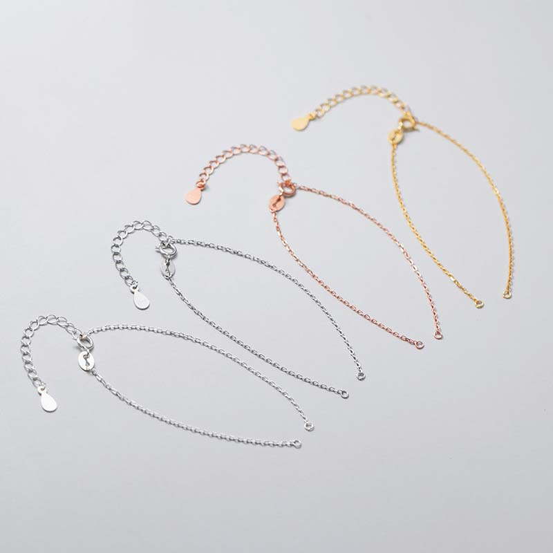 Vier elegante Armbänder in Silber, Rosegold und Gold Farbtönen angeordnet.