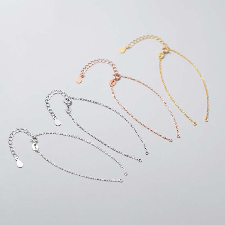 Vier elegante Armbänder in Silber, Rosegold und Gold Farbtönen angeordnet.