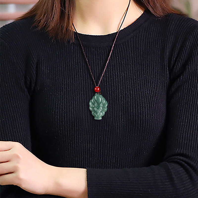 Jade Anhänger Kette getragen Glück Schutz