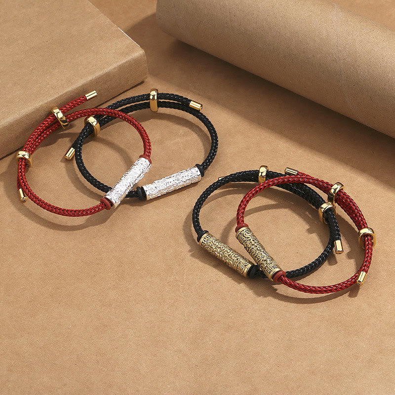 Armbänder mit roten und schwarzen Seilen und Metallverzierungen – Schutz & Stärke.