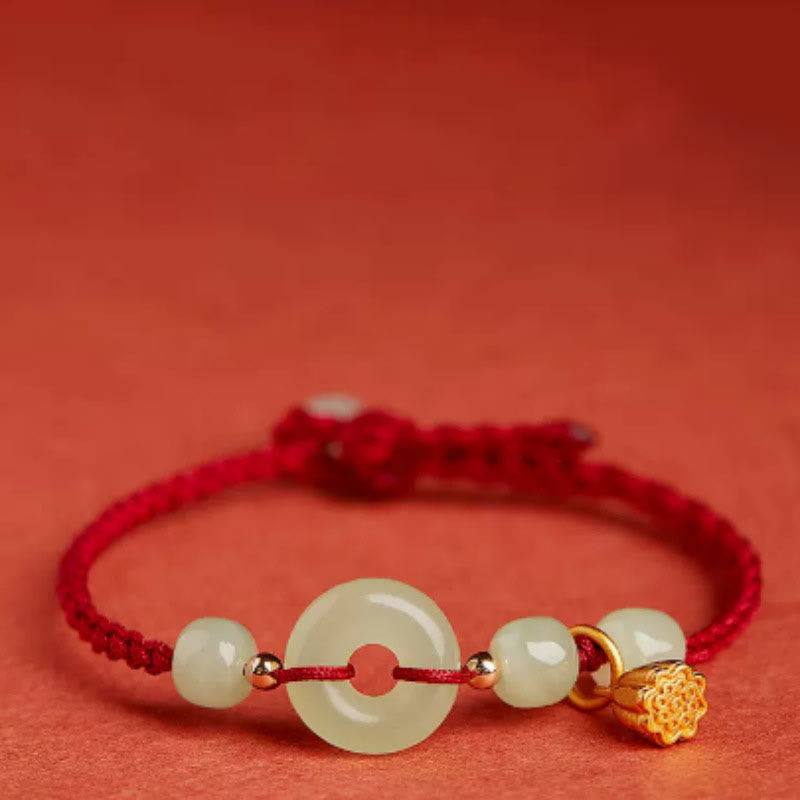 Rotes Armband Jade Lotus mit weißen Steinen auf korallenfarbenem Hintergrund Flat Lay