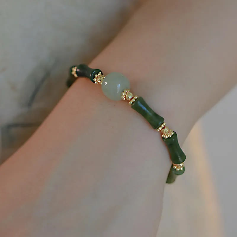 Bambus Armband mit grünem Jade-Stein elastisch am Handgelenk getragen