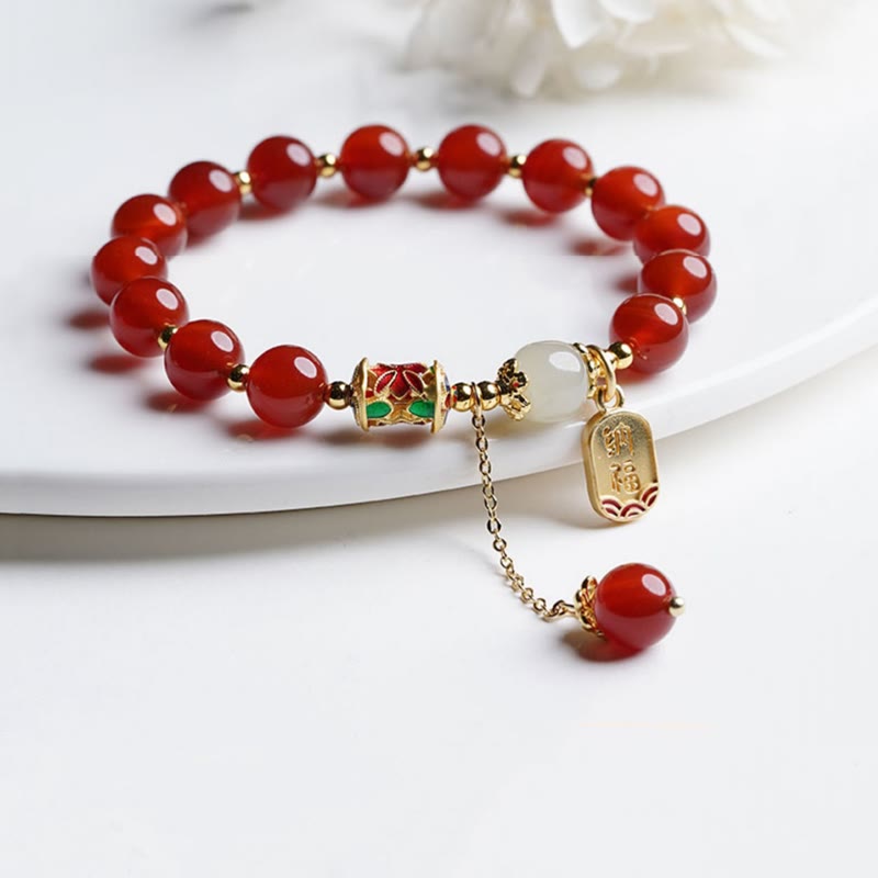 Armband Roter Achat mit Jade Fu-Zeichen Charm elegant gestylt