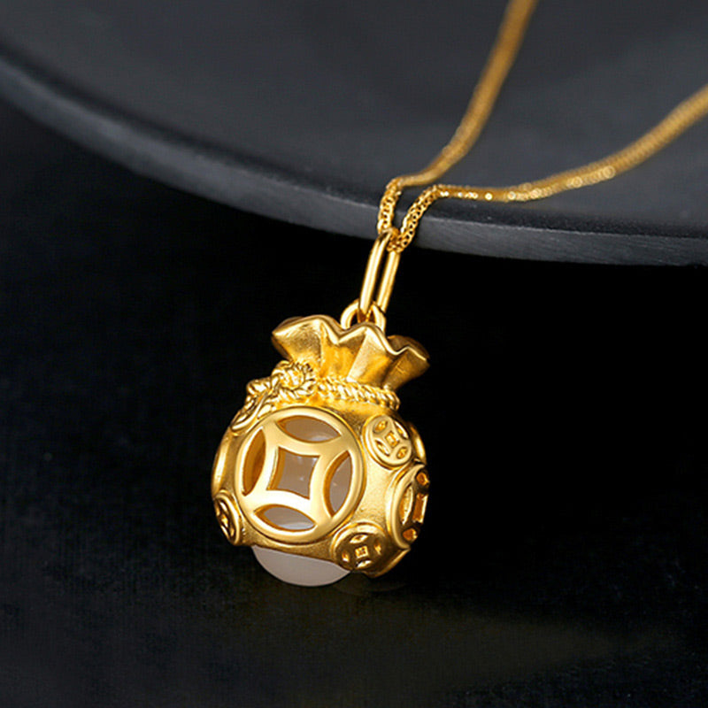 Jade Glücksbeutel Kette Gold eleganter Anhänger schwarzer Hintergrund