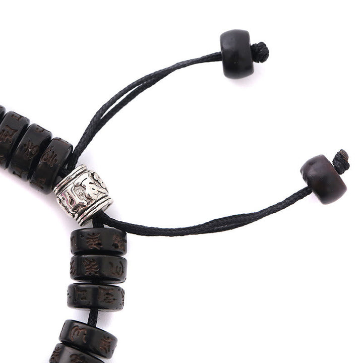 Armband Om Mani Padme Hum mit schwarzen Perlen und Schnur elastisch.