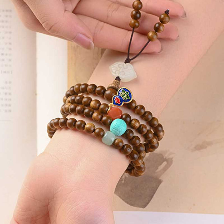 Mala Rosenholz Armband mit Türkis und Cloisonné Perlen am Handgelenk