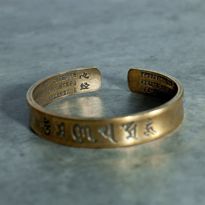 Goldenes Armband Tibet Buddha Mantra Gravur Nahaufnahme Flachansicht