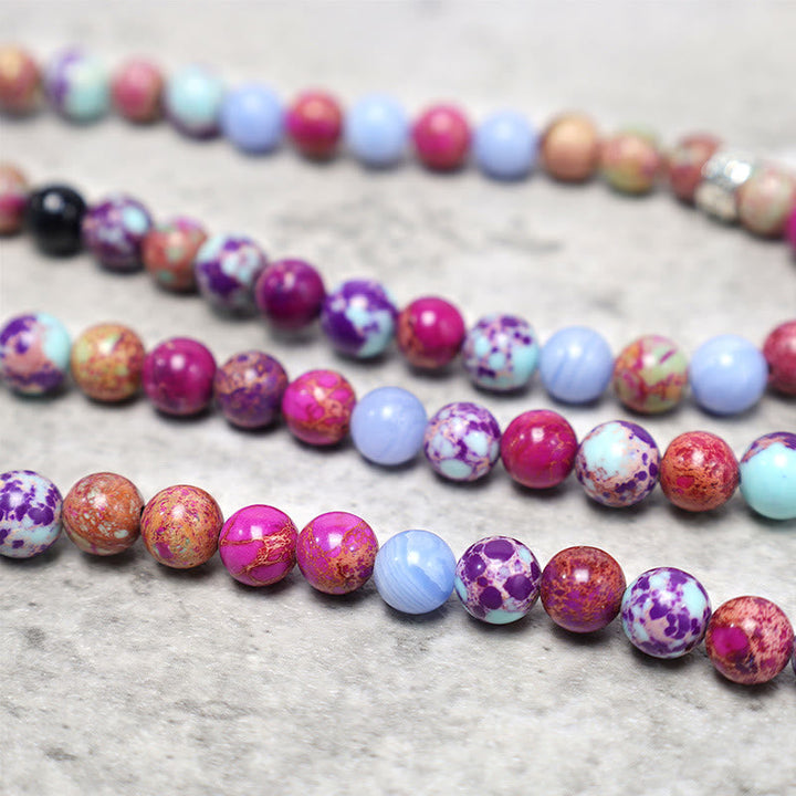 Bunte Perlen Armband Lila Miano Real Lotus auf grauem Hintergrund Flachlage