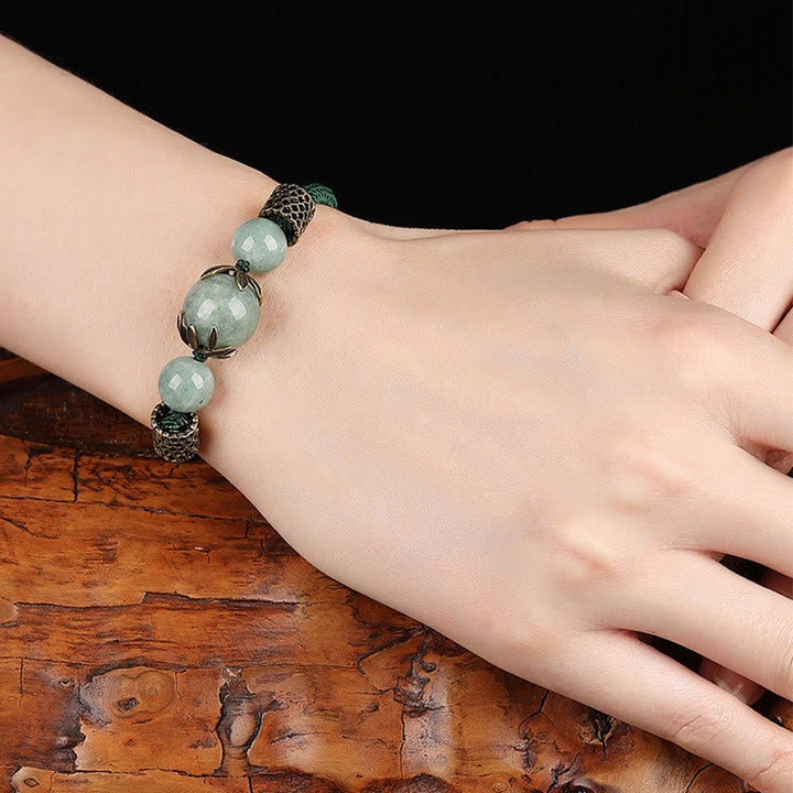Grünes Jade Armband geflochten am Handgelenk getragen Naturstein elastisch