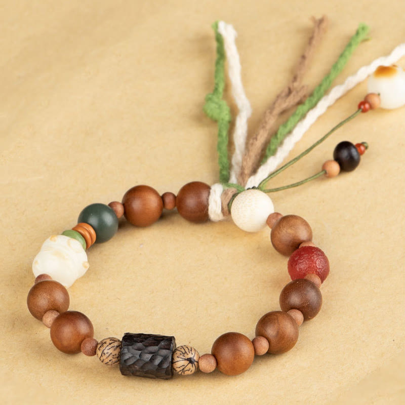 Bodhi Armband mit Holzperlen, weißen Perlen und grünen Bändern Dekoration