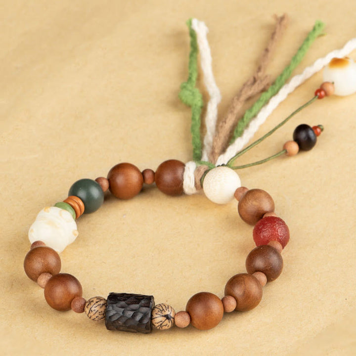 Bodhi Armband mit Holzperlen, weißen Perlen und grünen Bändern Dekoration