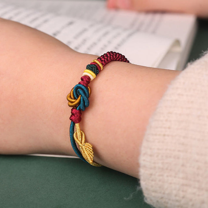 Farbiges Tibet Armband mit Knoten und Blättern am Handgelenk getragen