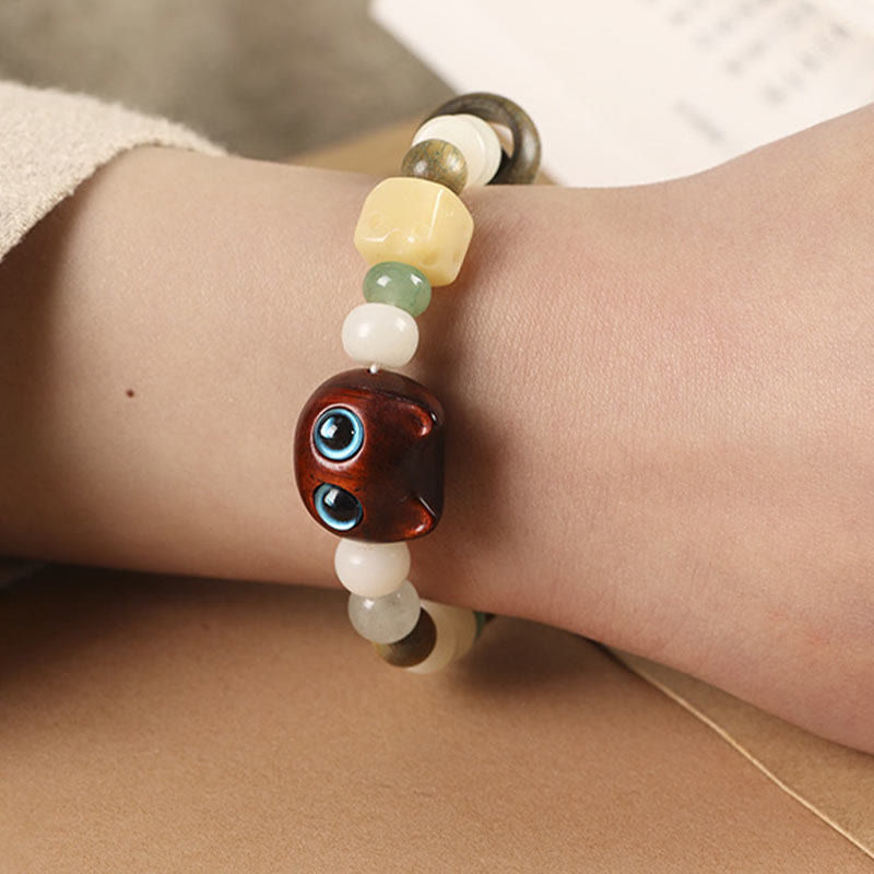 Armband Sandelholz Bodhi Katze Frieden am Handgelenk getragen elegant