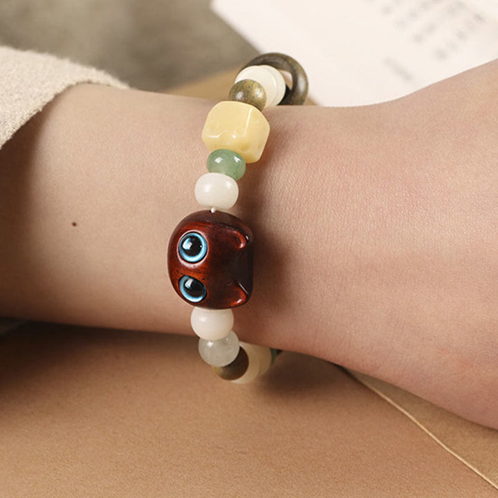 Armband Sandelholz Bodhi Katze Frieden am Handgelenk getragen elegant