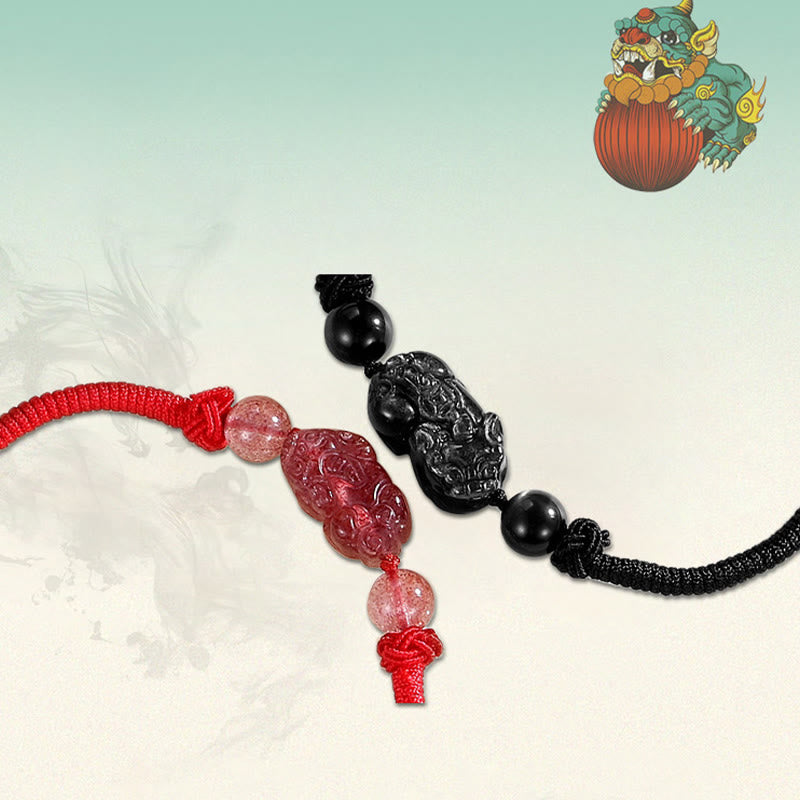 Obsidian Pixiu Armband mit Erdbeerquarz und schwarzen Perlen elegant präsentiert