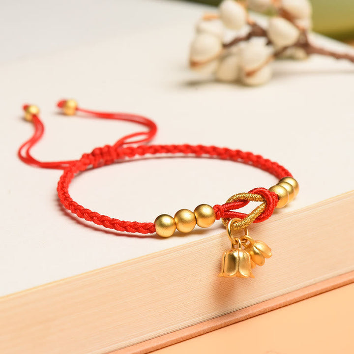 Rotes Armband mit goldenen Perlen und Charm Schutz Glück Segen.