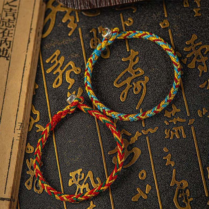 Buntes Armband – Glück & Erfolg auf chinesischem Buch, Flachaufnahme, traditionell.
