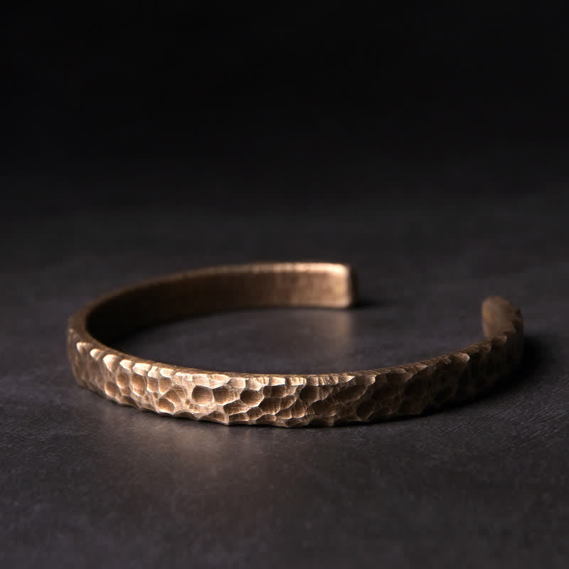 Armband Kupfer – Wohlstand gehämmertes Design auf dunklem Hintergrund