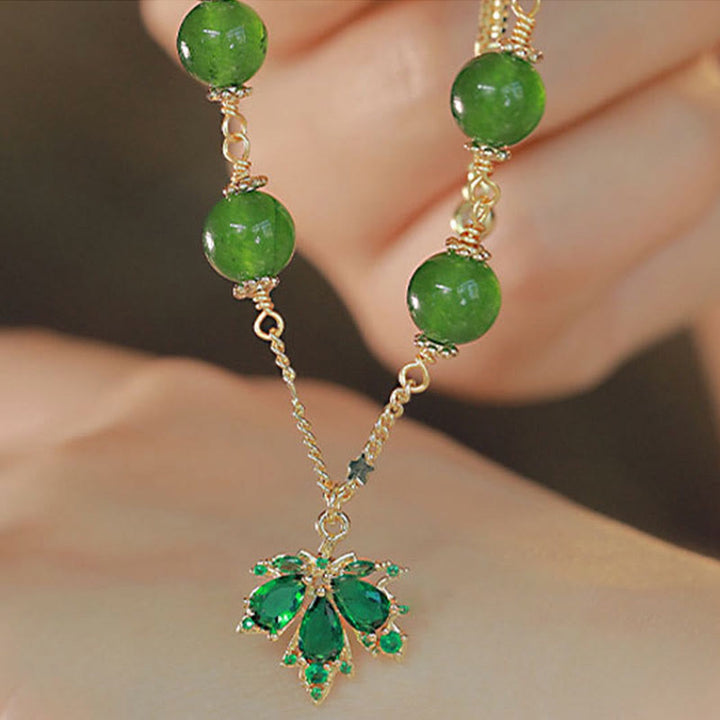 Grünes Jade Armband – Stärke & Mut & Energie am Handgelenk getragen