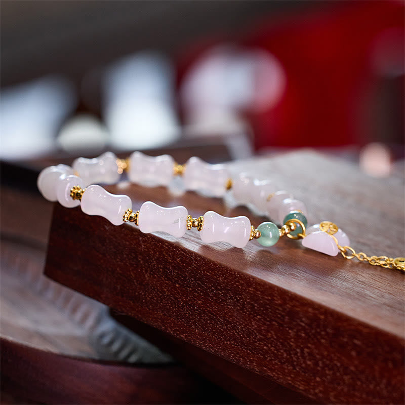 Jade Fu-Zeichen Armband mit goldenen Perlen und grünem Stein elegant.