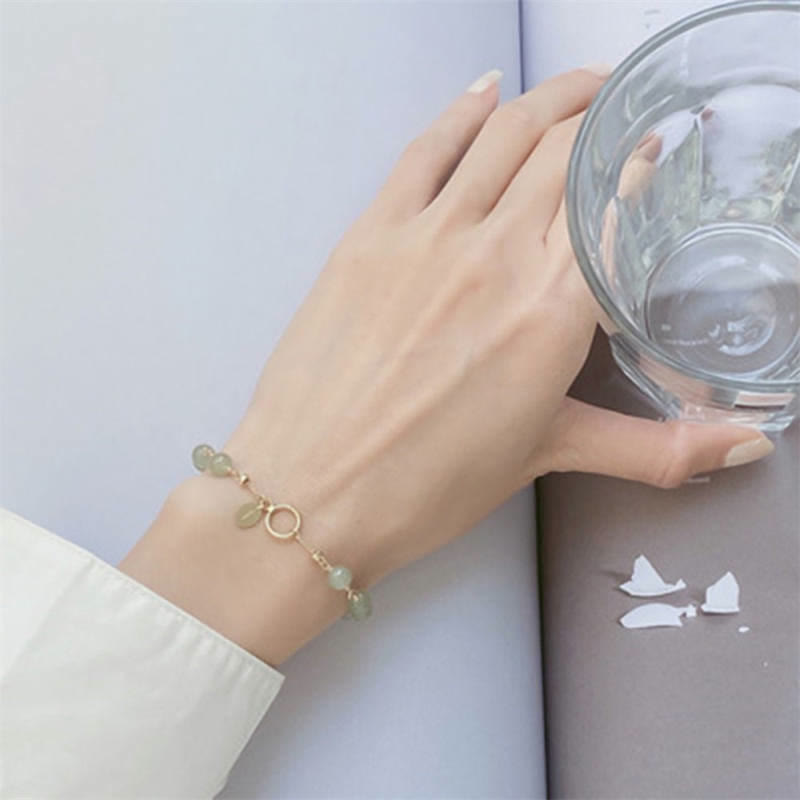 Jade Armband grüne Steine goldene Ringe Glück Handgelenk eleganz