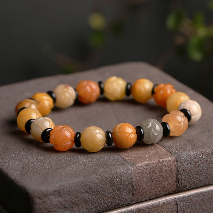 Jade Lotus Armband mit Orange- und Creme-Perlen, schwarze Spacer, elastisch