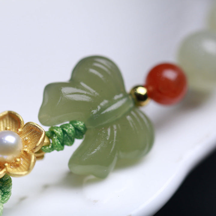 Jade Schmetterling Armband mit Perle und roten Akzenten elegant.