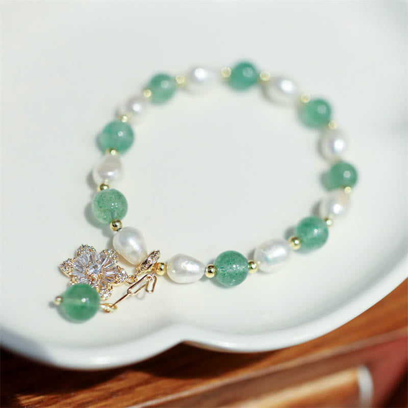 Armband mit grünem Aventurin, Perlen und goldenem Schmetterling Charm.